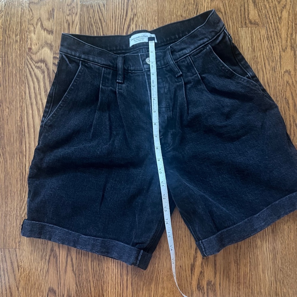 Abercrombie & Fitch:   The Pleated Short Ultra High Rise Black Jean Short - Picture 3 of 7